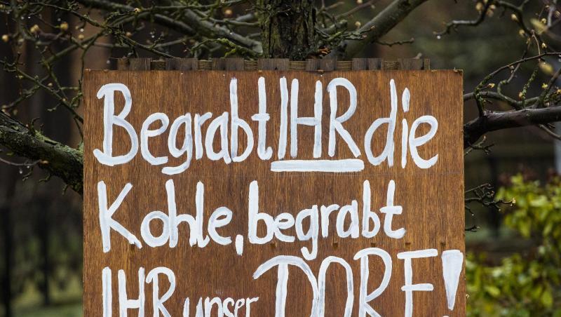 Protest in Mühlrose in der Lausitz: "Begrabt Ihr die Kohle, begrabt Ihr unser Dorf". Protest in Mühlrose in der Lausitz: "Begrabt Ihr die Kohle, begrabt Ihr unser Dorf".