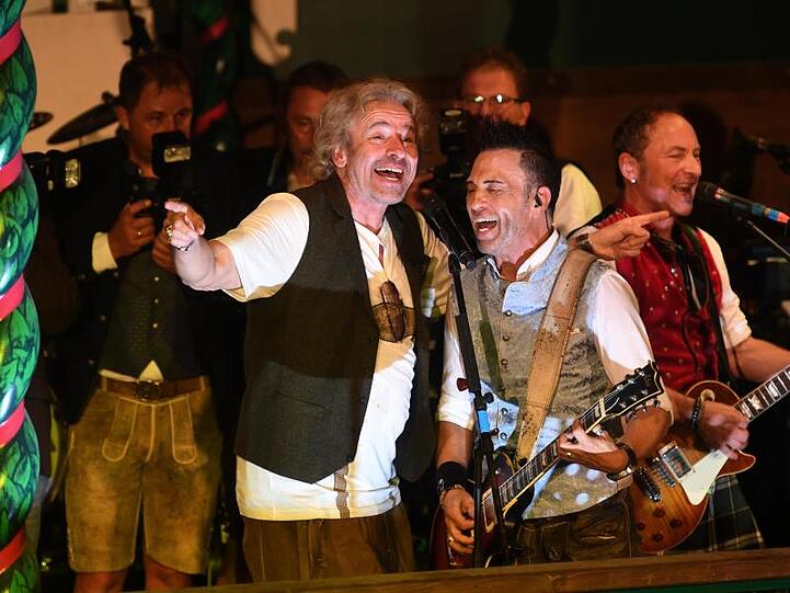 Moderator Thomas Gottschalk (l) im Marstall Festzelt auf der Bühne.