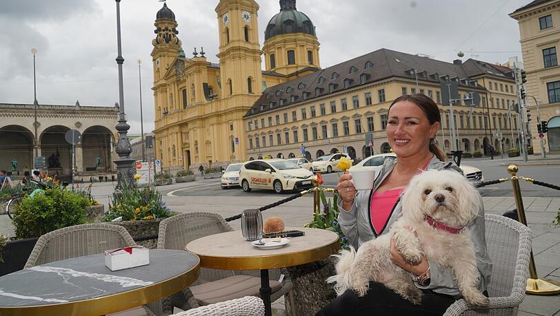 Endlich wieder Tambosi! Da hat Renata Piplica natürlich auch den Hund dabei. "Wie Urlaub", schwärmt sie von Kaffee und Ausblick. Endlich wieder Tambosi! Da hat Renata Piplica natürlich auch den Hund dabei. "Wie Urlaub", schwärmt sie von Kaffee und Ausblick.