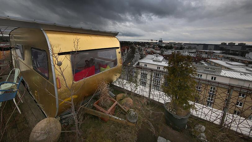 Die Menschen im Viertel kennen den mit Blattgold belegten Wohnwagen. Die Menschen im Viertel kennen den mit Blattgold belegten Wohnwagen.
