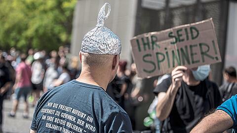 Ein Demonstrant bei einem Anti-Corona-Protest: Die Pandemie war die Blütezeit von erfundenen Erzählungen.