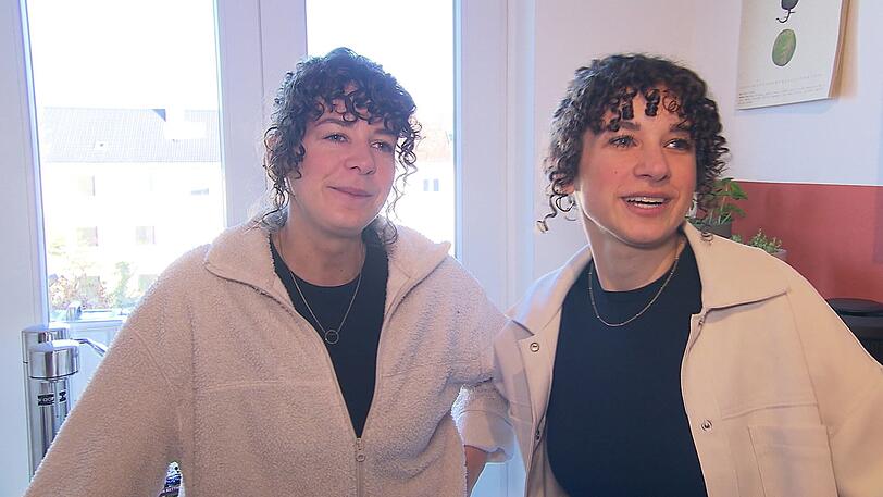 Keine Zwillinge, aber verblüffend ähnlich: Julia (34, links) und ihre Schwester Verena (32). Keine Zwillinge, aber verblüffend ähnlich: Julia (34, links) und ihre Schwester Verena (32).