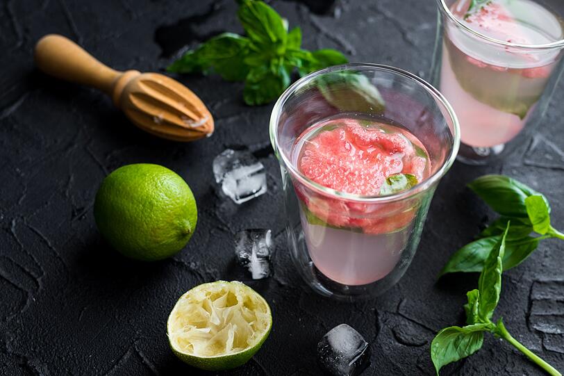 Mehr Geschmack erhält Wasser auch mit Wassermelone. Für dieses Rezept das Fleisch der Melone in kleine Stücke schneiden und in einen Krug mit Wasser drücken, um den maximalen Geschmack zu erhalten. Zu diesem leckeren Erfrischungsgetränk passen Basilikumblätter oder auch ein Spritzer Limettensaft. Mehr Geschmack erhält Wasser auch mit Wassermelone. Für dieses Rezept das Fleisch der Melone in kleine Stücke schneiden und in einen Krug mit Wasser drücken, um den maximalen Geschmack zu erhalten. Zu diesem leckeren Erfrischungsgetränk passen Basilikumblätter oder auch ein Spritzer Limettensaft.