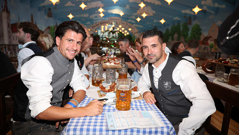 Haben einen guten Draht zueinander – auf Deutsch und Türkisch: 1860-Regisseur Tunay Deniz (l.) und Löwen-Trainer Alper Kayabunar, hier beim Wiesn-Besuch. Haben einen guten Draht zueinander – auf Deutsch und Türkisch: 1860-Regisseur Tunay Deniz (l.) und Löwen-Trainer Alper Kayabunar, hier beim Wiesn-Besuch.