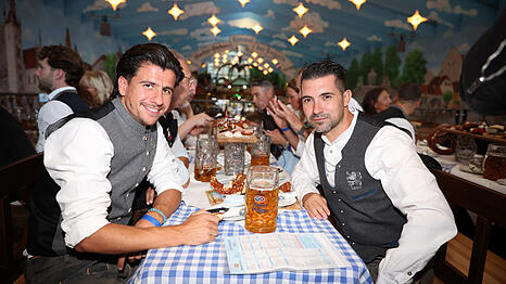 Haben einen guten Draht zueinander &ndash; auf Deutsch und T&uuml;rkisch: 1860-Regisseur Tunay Deniz (l.) und L&ouml;wen-Trainer Alper Kayabunar, hier beim Wiesn-Besuch.