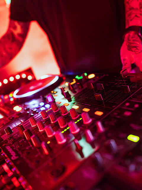 Das Nachtleben in M&uuml;nchen hat mit dem DNA gerade erst einen Club verloren, und schon steht die Nachfolge an.  Die Betreiber &ouml;ffnen im Januar das Sonder im Werksviertel. Allerdings gibt es jetzt schwere Vorw&uuml;rfe &ndash; das Management bezieht nun Stellung. (Symbolbild)