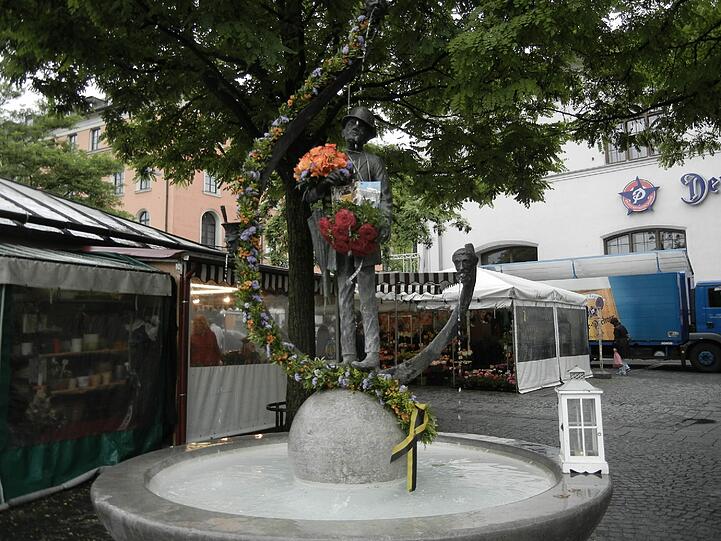 Blumen zum Geburtstag: Karl Valentin ist am Viktualienmarkt aufgehübscht worden.
