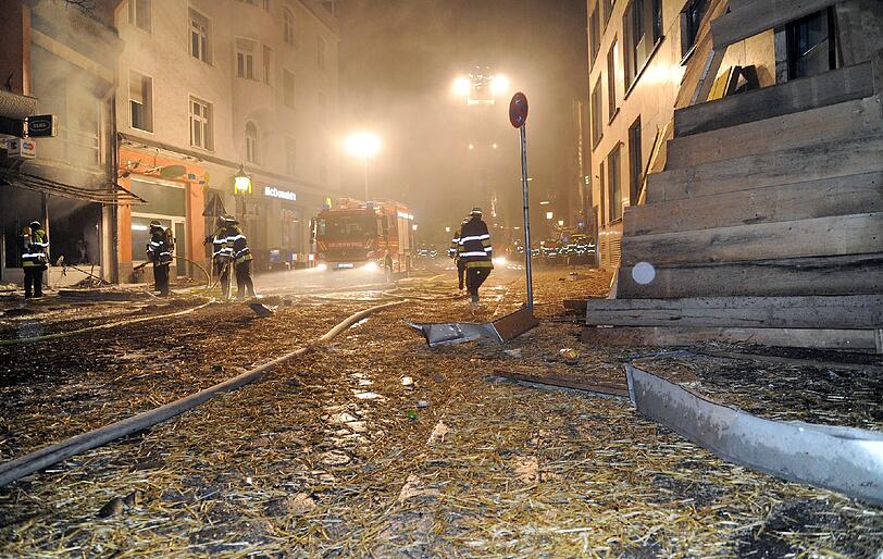 Nach und nach dämmen Feuerwehrmänner die Brände ein. Der Schaden ist enorm &ndash; immerhin: Es gibt keine Verletzten.