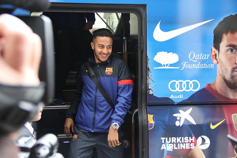 Hier kommt der FC Barcelona in München am Bayerischen Hof an. Die Bilder