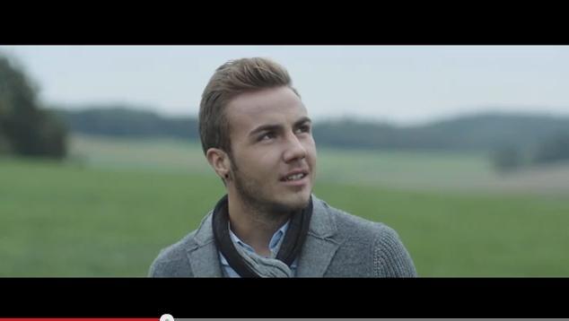 Mario Götze im Internet-Videospot. Mario Götze im Internet-Videospot.