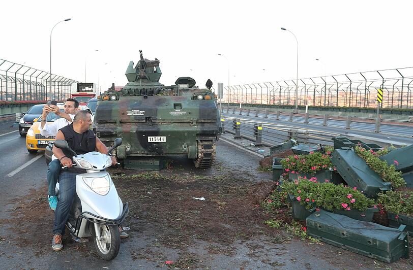 In der Türkei ist in der Nacht auf Samstag offenbar ein Militärputsch gescheitert. Die Bilder einer dramatischen Nacht.