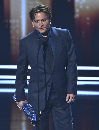 Johnny Depp sorgte mit seiner Rede für einen Zwischenfall: Er spielte auf seine gescheiterte Ehe mit Amber Heard an. Am Ende rief er noch ins Mikro: "Mach sie fertig, Betty Sue!" Betty Sue Palmer war Johnny Depps Mutter. Sie starb im Mai 2016 im Alter von 81 Jahren.