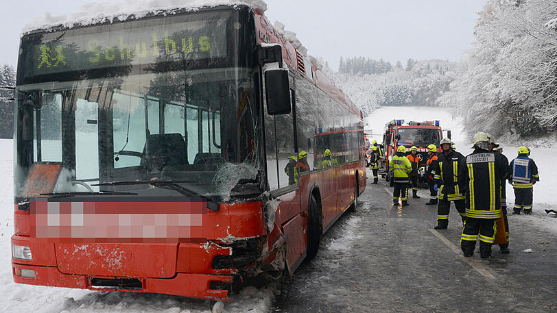 Die Autofahrerin wurde schwer verletzt, die Schulkinder kamen hingegen mit dem Schrecken davon. Die Bilder vom Unfallort.