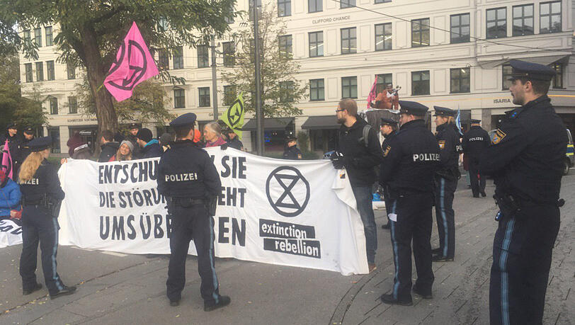 Die Aktivisten von Extinction Rebellion demonstierten bereits seit den frühen Morgenstunden in München. Die Aktivisten von Extinction Rebellion demonstierten bereits seit den frühen Morgenstunden in München.