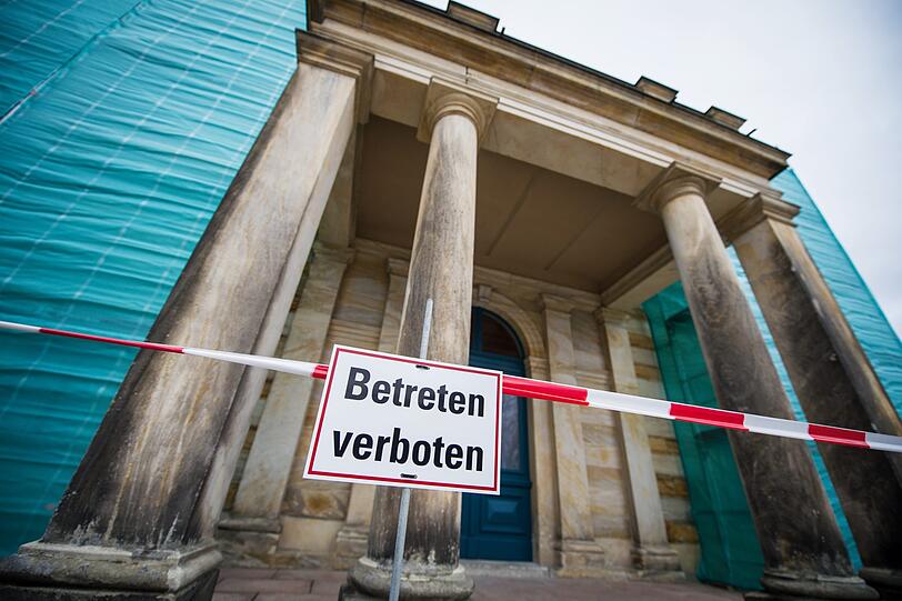 Der Eingang zum wegen Renovierung gesperrten Königsbau an der Stirnseite des Bayreuther Festspielhauses, der eigens für den menschenscheuen König Ludwig II. errichtet wurde, den dieser aber nie benutzte.