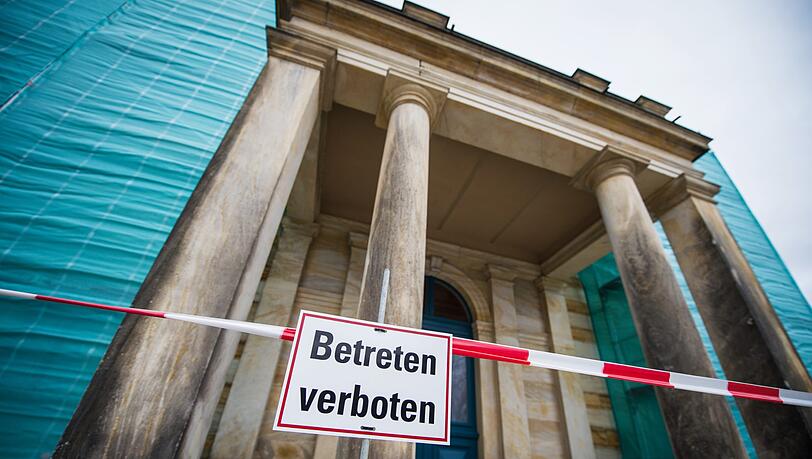 Der Eingang zum wegen Renovierung gesperrten Königsbau an der Stirnseite des Bayreuther Festspielhauses, der eigens für den menschenscheuen König Ludwig II. errichtet wurde, den dieser aber nie benutzte. Der Eingang zum wegen Renovierung gesperrten Königsbau an der Stirnseite des Bayreuther Festspielhauses, der eigens für den menschenscheuen König Ludwig II. errichtet wurde, den dieser aber nie benutzte.