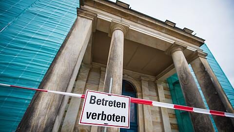 Der Eingang zum wegen Renovierung gesperrten Königsbau an der Stirnseite des Bayreuther Festspielhauses, der eigens für den menschenscheuen König Ludwig II. errichtet wurde, den dieser aber nie benutzte.