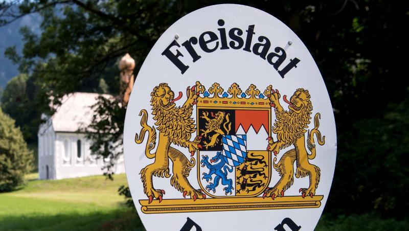 Ein Schild steht hinter dem Grenzübergang zwischen Deutschland und Österreich an der Straße. Foto: Sven Hoppe/Archivbild Ein Schild steht hinter dem Grenzübergang zwischen Deutschland und Österreich an der Straße. Foto: Sven Hoppe/Archivbild