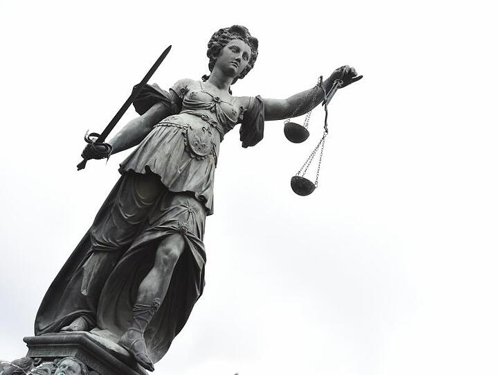 Eine Bronzestatue der römischen Göttin der Gerechtigkeit, Justitia. Foto: Arne Dedert/Archivbild