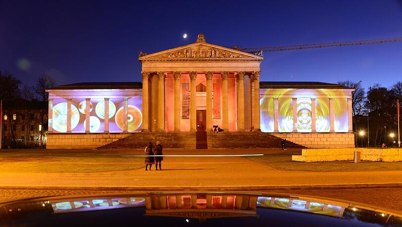 Die Antikensammlung am Königsplatz íst abends derzeit eine Schau.