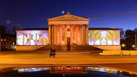 Die Antikensammlung am Königsplatz íst abends derzeit eine Schau.