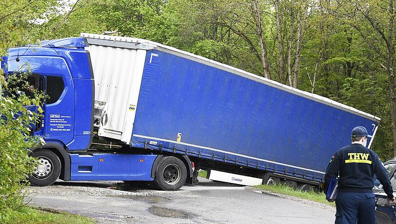 Der Sattelzug in Schieflage. Der Sattelzug in Schieflage.