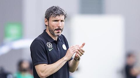 Trainer Mark van Bommel führte den VfL Wolfsburg an die Spitze.