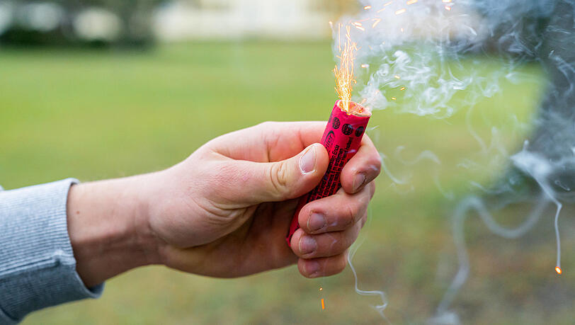 Eines ist klar: Einen Böller so in der Hand zu halten, ist gefährlich. Eines ist klar: Einen Böller so in der Hand zu halten, ist gefährlich.