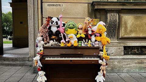 Das "Kuschelklavier" steht f&uuml;r drei Wochen in der Baumkirchnerstra&szlig;e in Berg am Laim.