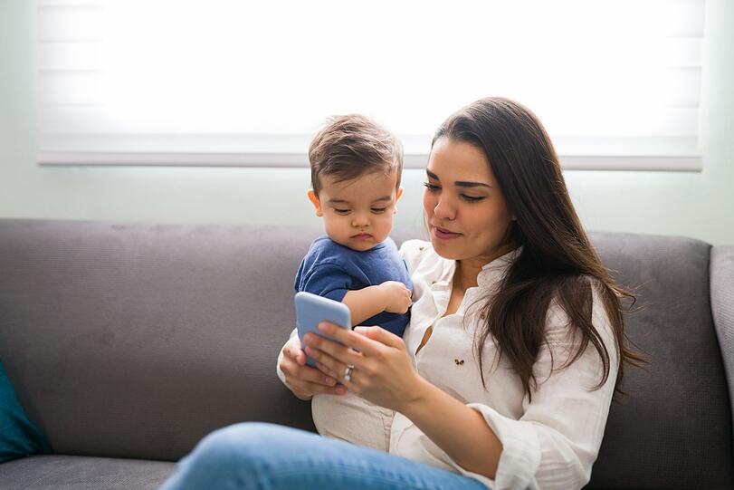 Smartphone plus Zombie - daraus ergibt sich der Begriff Smombie. Wenn Eltern mehr Zeit am Bildschirm als mit ihren Kindern verbringen, bleiben Zuwendung, Aufmerksamkeit und Gespräche auf der Strecke. Kinder reagieren darauf oft mit Rückzug oder Trotz. Auch älteren Kindern, die bereits selbst ein Handy besitzen, sollten Eltern ein gutes Vorbild sein in Sachen Digitalverhalten. Smartphone plus Zombie - daraus ergibt sich der Begriff Smombie. Wenn Eltern mehr Zeit am Bildschirm als mit ihren Kindern verbringen, bleiben Zuwendung, Aufmerksamkeit und Gespräche auf der Strecke. Kinder reagieren darauf oft mit Rückzug oder Trotz. Auch älteren Kindern, die bereits selbst ein Handy besitzen, sollten Eltern ein gutes Vorbild sein in Sachen Digitalverhalten.