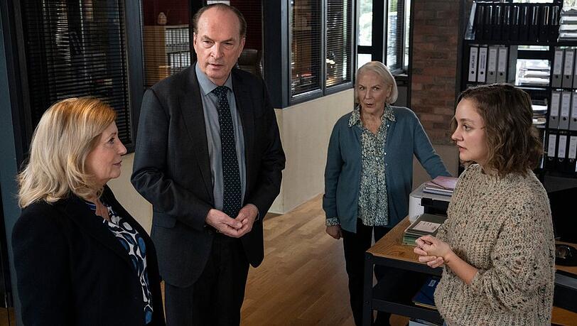 "Die Kanzlei: Ohne Folgen": Die Anwälte Isabel von Brede (Sabine Postel, l.) und Markus Gellert (Herbert Knaup, 2.v.l.) loben ihre Assistentinnen Marion von Brede (Marie Anne Fliegel, M.) und Charlie Runge (Mathilde Bundschuh, r.). "Die Kanzlei: Ohne Folgen": Die Anwälte Isabel von Brede (Sabine Postel, l.) und Markus Gellert (Herbert Knaup, 2.v.l.) loben ihre Assistentinnen Marion von Brede (Marie Anne Fliegel, M.) und Charlie Runge (Mathilde Bundschuh, r.).