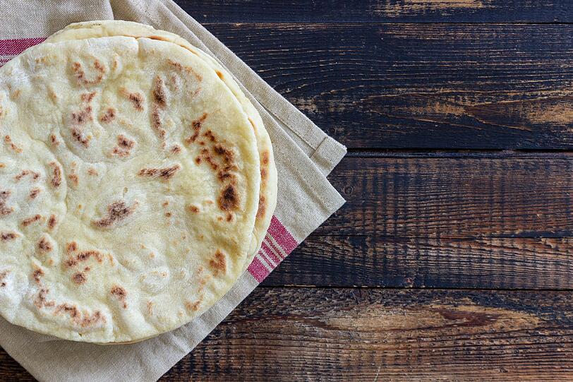 Neben Brötchen lassen sich aus dem Teig mit Joghurt auch schnell fluffige Nanbrote herstellen. dafür den Teig portionsweise asurollen und in einer beschichteten Pfanne von jeder Seite für etwa zwei Minuten anbräunen. Wahlweise lassen sich die Nanbrote mit indischem Linsen Dal, Joghurtcreme und Koriander befüllen. Auch als Beilage zu Reisgerichten passen die Brote ideal. Neben Brötchen lassen sich aus dem Teig mit Joghurt auch schnell fluffige Nanbrote herstellen. dafür den Teig portionsweise asurollen und in einer beschichteten Pfanne von jeder Seite für etwa zwei Minuten anbräunen. Wahlweise lassen sich die Nanbrote mit indischem Linsen Dal, Joghurtcreme und Koriander befüllen. Auch als Beilage zu Reisgerichten passen die Brote ideal.