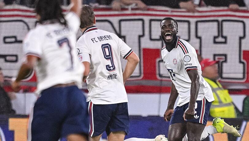 Hat gut lachen: Bayern-Verteidiger Dayot Upamecano feiert sein Tor zum 1:0. Hat gut lachen: Bayern-Verteidiger Dayot Upamecano feiert sein Tor zum 1:0.