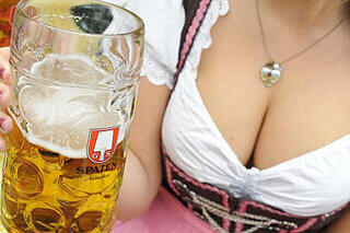 Zwei Vorzüge des Oktoberfests: Kühles Bier - und knappe Dirndl.