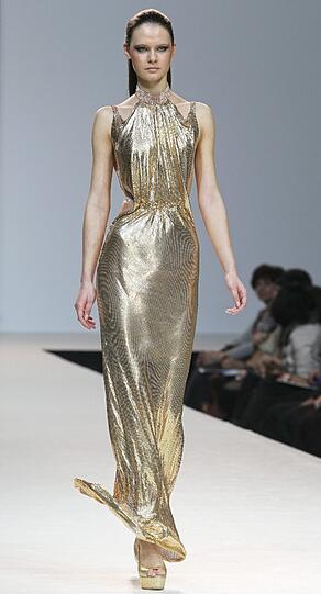 In Moskau findet vom 24. - 28. Oktober die Volvo Fashion Week statt. Schöne Frauen, schrille Outfits und jede Menge Glamour. Die Bilder von der Fahsion Week.