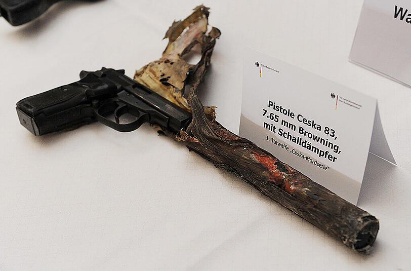 Eine Pistole Ceska 83, 7,65 Browning mit Schalldämpfer, die erste Tatwaffe der sogenannten "Ceska-Mordserie". (Archivbild)