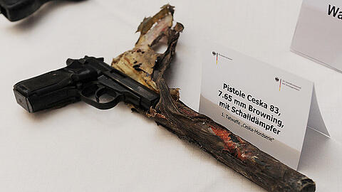 Eine Pistole Ceska 83, 7,65 Browning mit Schalldämpfer, die erste Tatwaffe der sogenannten "Ceska-Mordserie". (Archivbild)