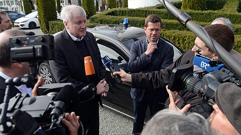 Der frühere Verteidigungsminister Karl-Theodor zu Guttenberg (CSU, r) und der bayerische Ministerpräsident und CSU-Vorsitzende Horst Seehofer stellten sich am Rande des Treffens auch den zahlreichen Fragen der Journalisten.