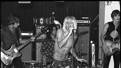 Dank Erdnussbutter kann er seine Pelle jederzeit herzeigen: Iggy Pop und The Stooges.