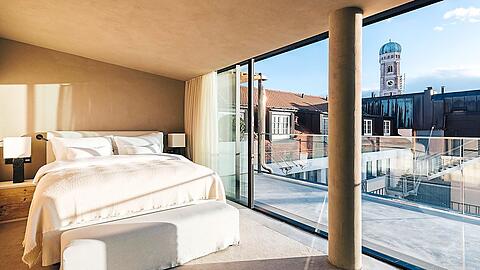 Zwölf Millionen Euro hat der Bayerische Hof in den Neubau gesteckt &ndash; der gesamte achte Stock ist nun eine einzige Suite. In der Bilderstrecke finden Sie weitere luxuriöse Übernachtungsmöglichkeiten in München.