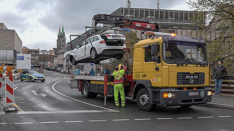 Auf einer Kreuzung stößt das Kleinalarmfahrzeug der Nürnberger Feuerwehr mit einem Audi A4 zusammen.