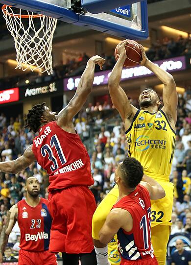 Bayerns Bester in Berlin: Devin Booker (l.) erzielt 16 Punkte und holt sieben Rebounds.