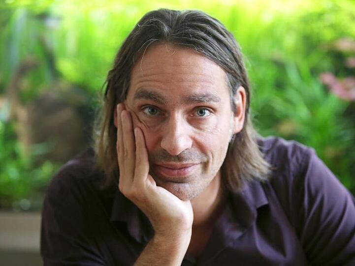 Richard David Prechtmeint, Fußball sei "sicher die öffentliche Veranstaltung, die am schmerzlichsten vermisst wird".