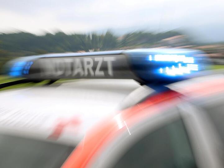 Ein Notarztwagen im Einsatz. Foto: Stephan Jansen/Archiv