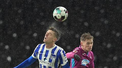 Hertha-Stürmer Krzysztof Piatek (l) im Kopfballduell mit dem Hoffenheimer Marco John.