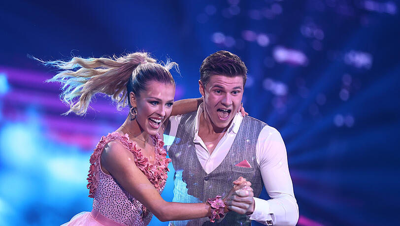 Profiboxer Simon Zachenhuber und Profitänzerin Patricija Belousova tanzten einen Quickstep. Profiboxer Simon Zachenhuber und Profitänzerin Patricija Belousova tanzten einen Quickstep.