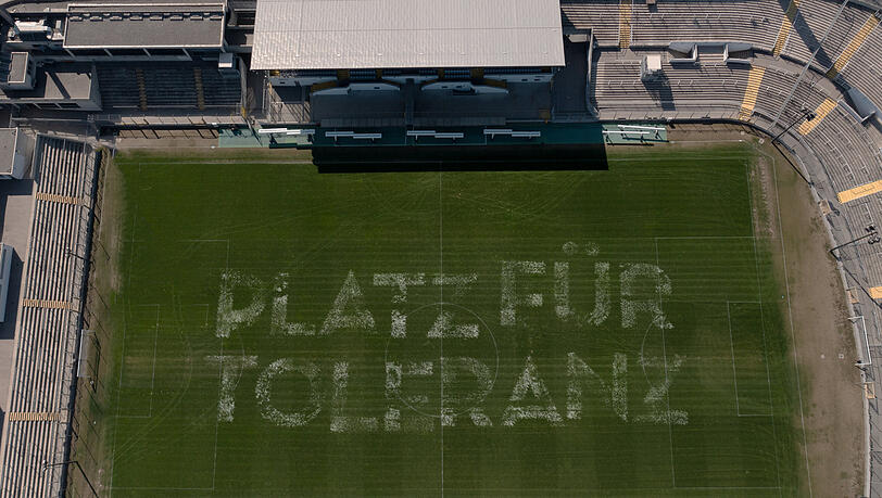 "Platz für Toleranz": Die aktuelle Botschaft im Grünwalder Stadion.