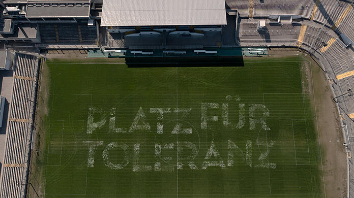 "Platz für Toleranz": Die aktuelle Botschaft im Grünwalder Stadion.