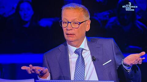 Günther Jauch ist mit der Beantwortung einer "Wer wird Millionär?"-Frage überfordert. Weiß die Kandidatin die Lösung?
