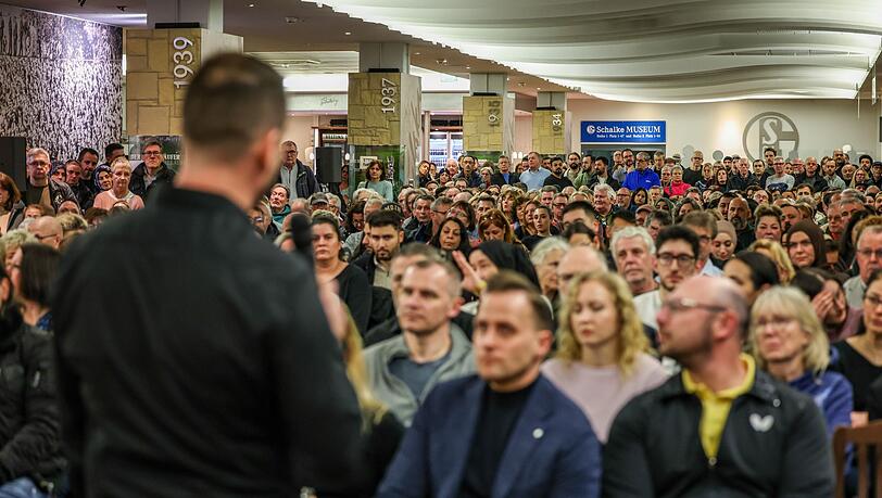 Nach dem spektakul&auml;ren Gelsenkirchener Sparkassen-Einbruch &ouml;ffnet die Bank eine Servicestelle f&uuml;r Kunden - hier ein Archivbild einer Informationsveranstaltung eines Rechtsanwalts f&uuml;r Kunden. (Archivbild)